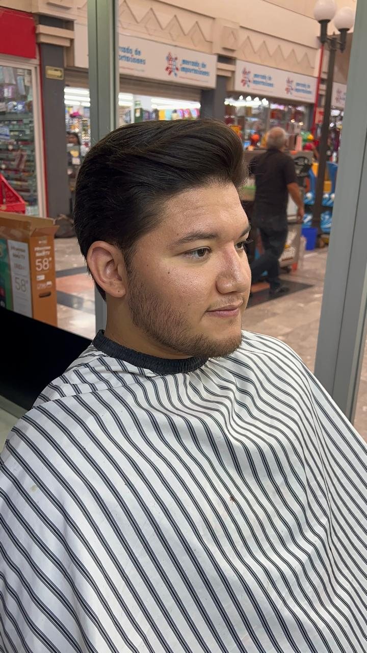 Corte de cabello en Barbería Caballero, Guamúchil