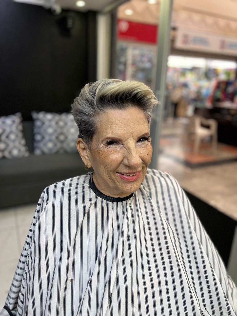 Trabajo de la barbería: corte y color