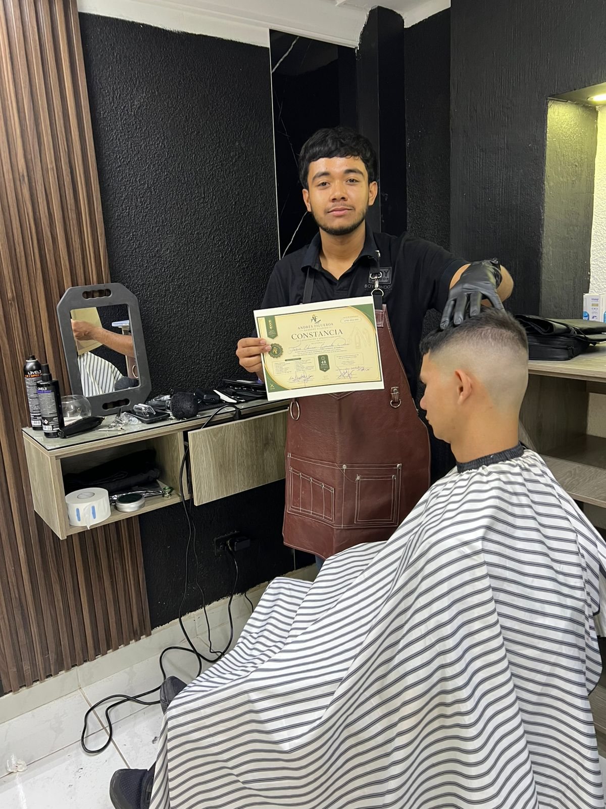 Trabajo de la barbería: desvanecido alto
